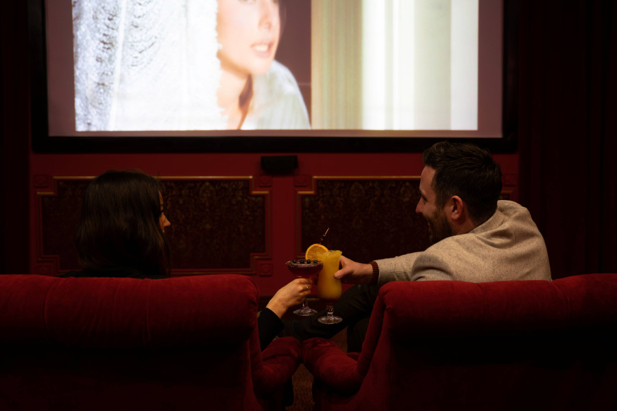 Couple in cinema cheers with cocktails www.plmoknijbuhv.info